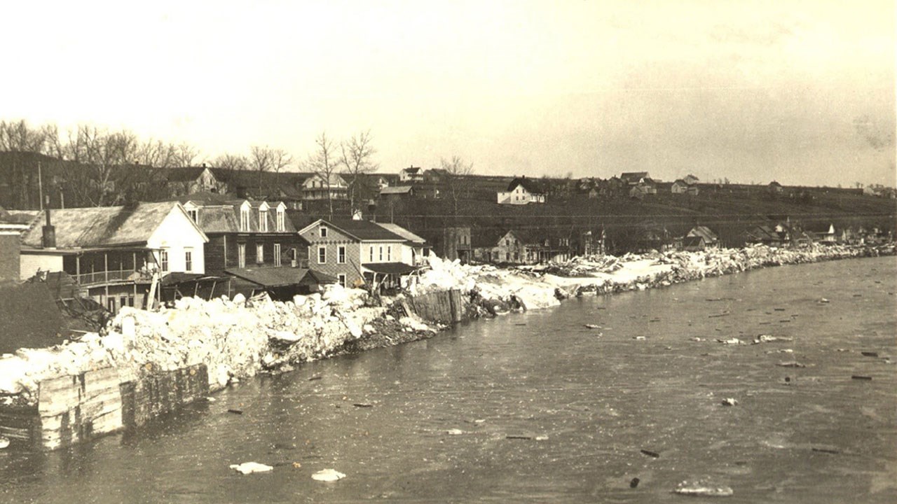 Images saisissantes de la débâcle du 8 avril 1928
