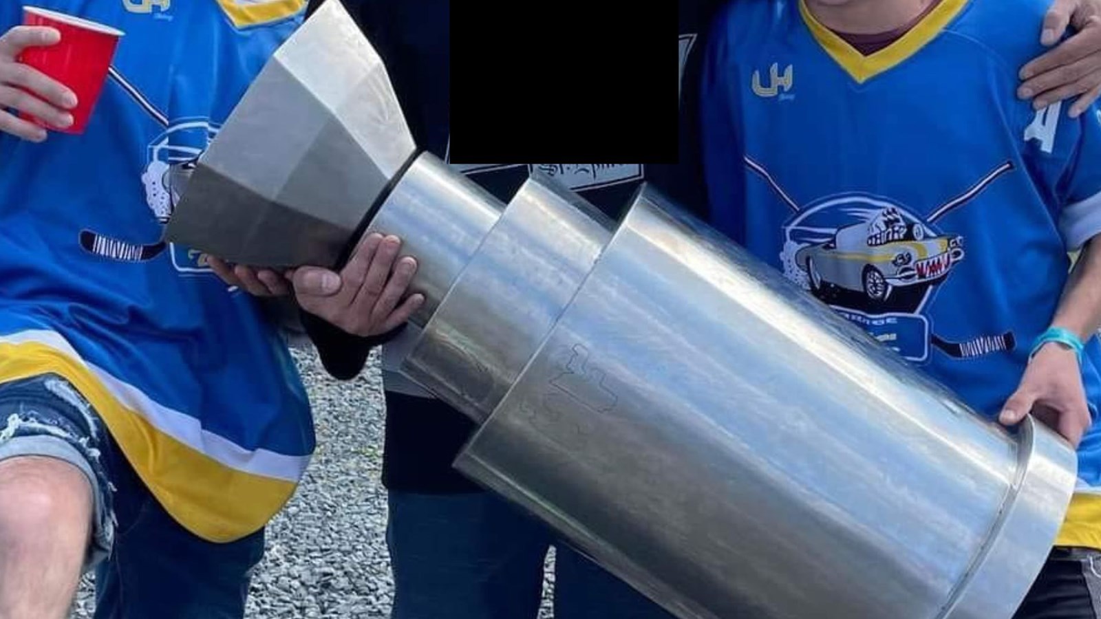 La coupe, quelques heures avant qu'elle ne subisse son mauvais sort.
