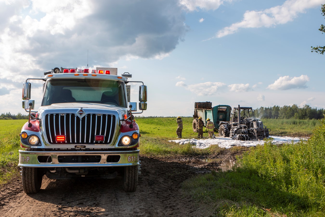 Un tracteur détruit par les flammes à Saint-Prosper