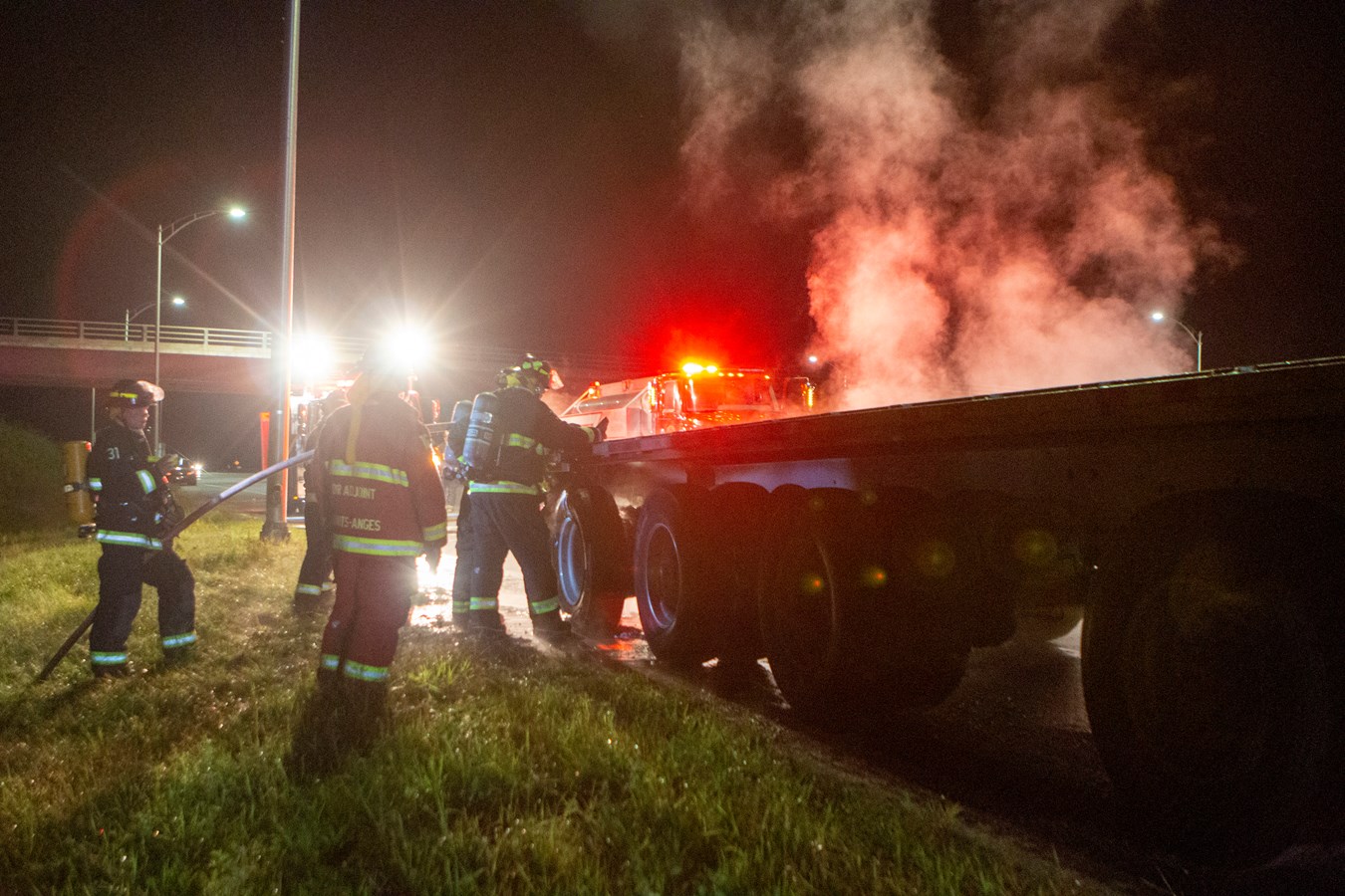 Un camion-remorque prend feu à la hauteur de Saints-Anges