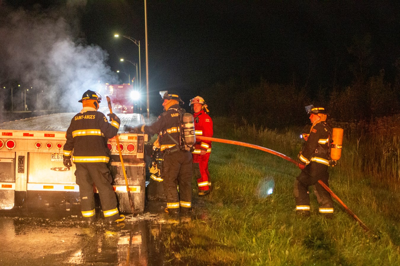 Un camion-remorque prend feu à la hauteur de Saints-Anges