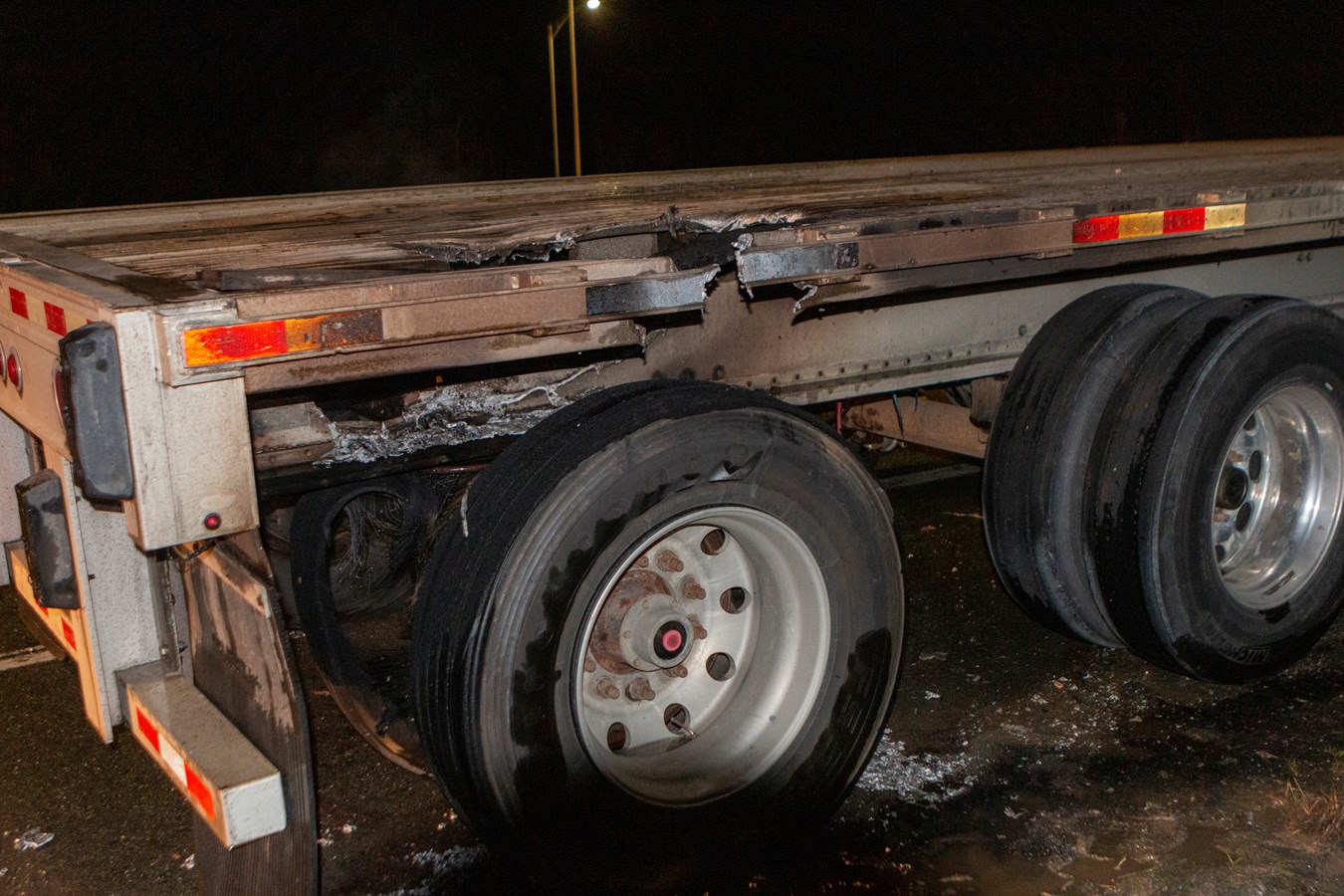 Un camion-remorque prend feu à la hauteur de Saints-Anges
