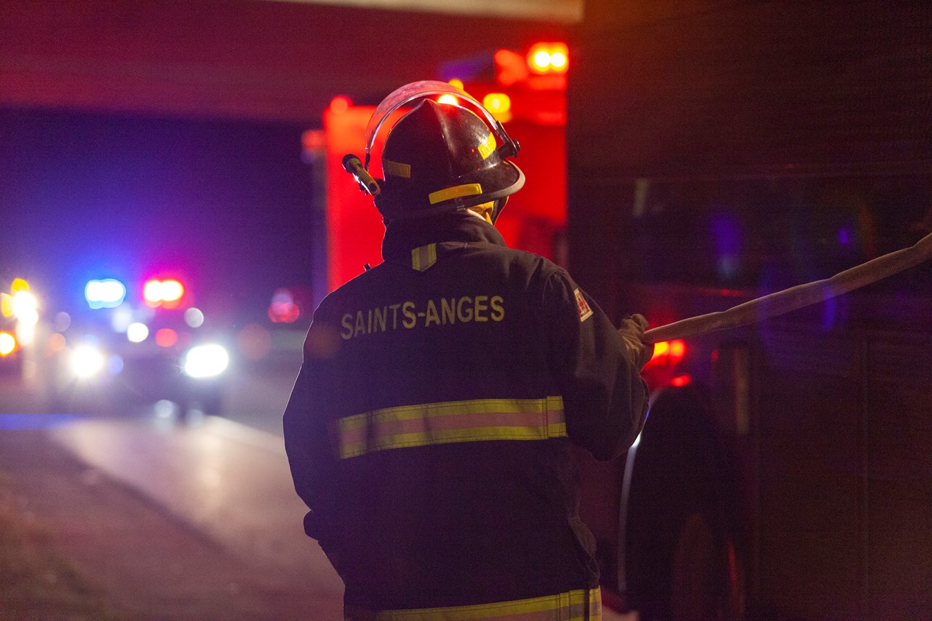 Un camion-remorque prend feu à la hauteur de Saints-Anges