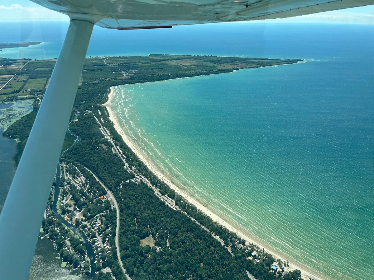 Sandbanks, vu d’un Cessna 182 (2 femmes pilotes) en route pour le dîner à Picton.