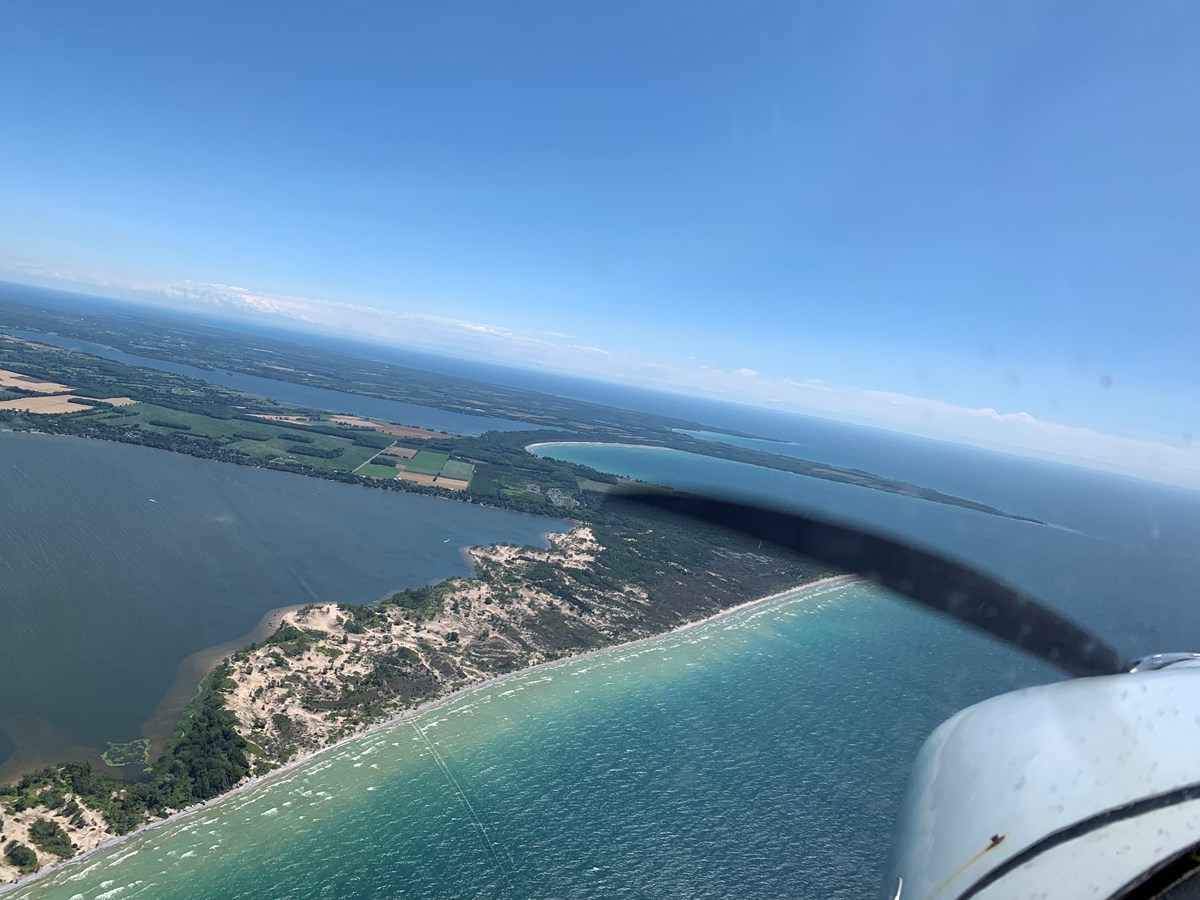 Sandbanks, vu d’un Cessna 182 (2 femmes pilotes) en route pour le dîner à Picton.