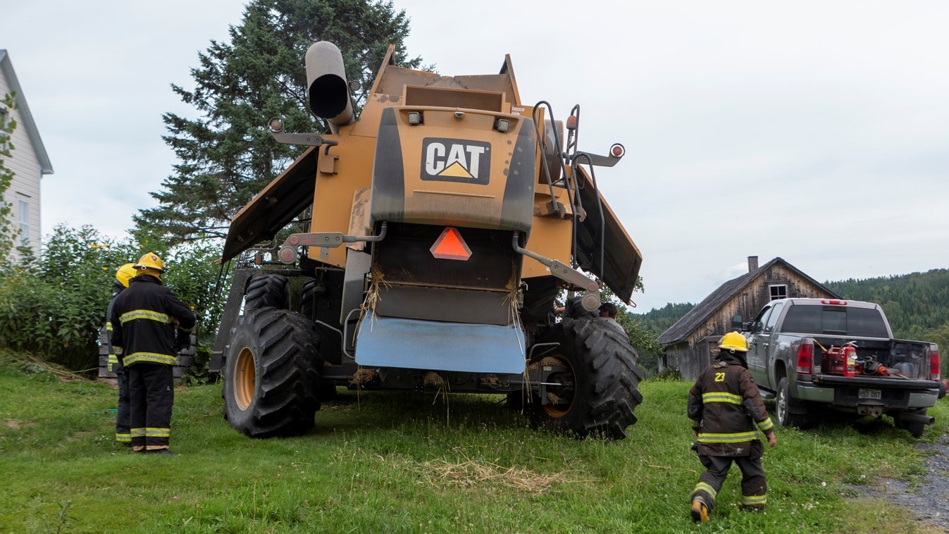 Début d'incendie dans une moissonneuse batteuse