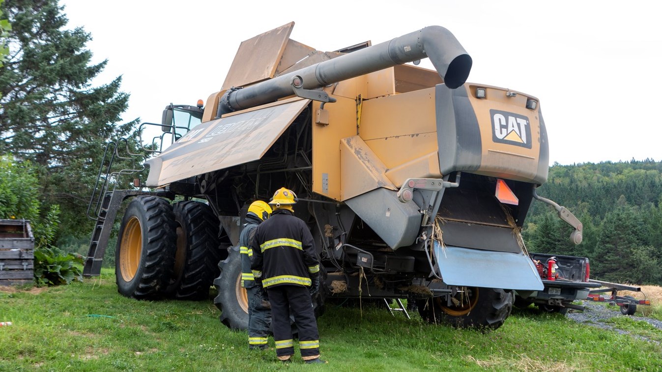 Début d'incendie dans une moissonneuse batteuse