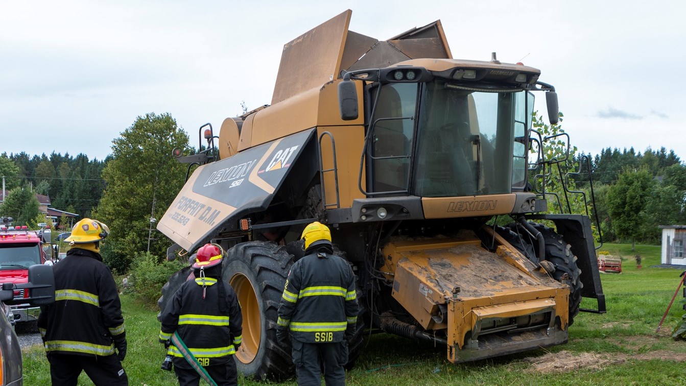 Début d'incendie dans une moissonneuse batteuse