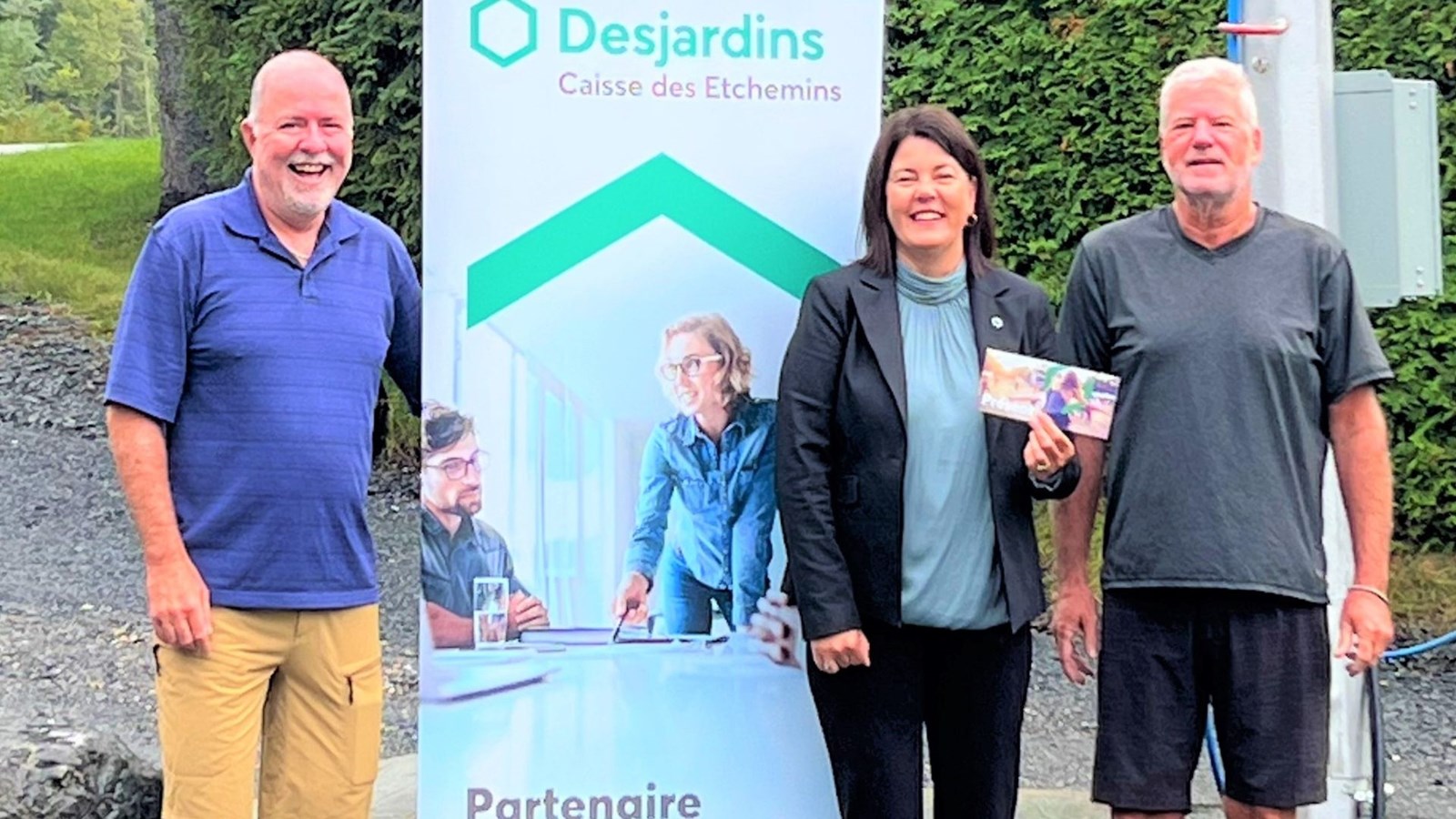Au centre, la directrice générale de la Caisse Desjardins des Etchemin, Claudia Faucher, entourée d'Alain Laflamme et Dany Bouchard, respectivement vice-président et président de l'Association nautique de Lac-Etchemin.