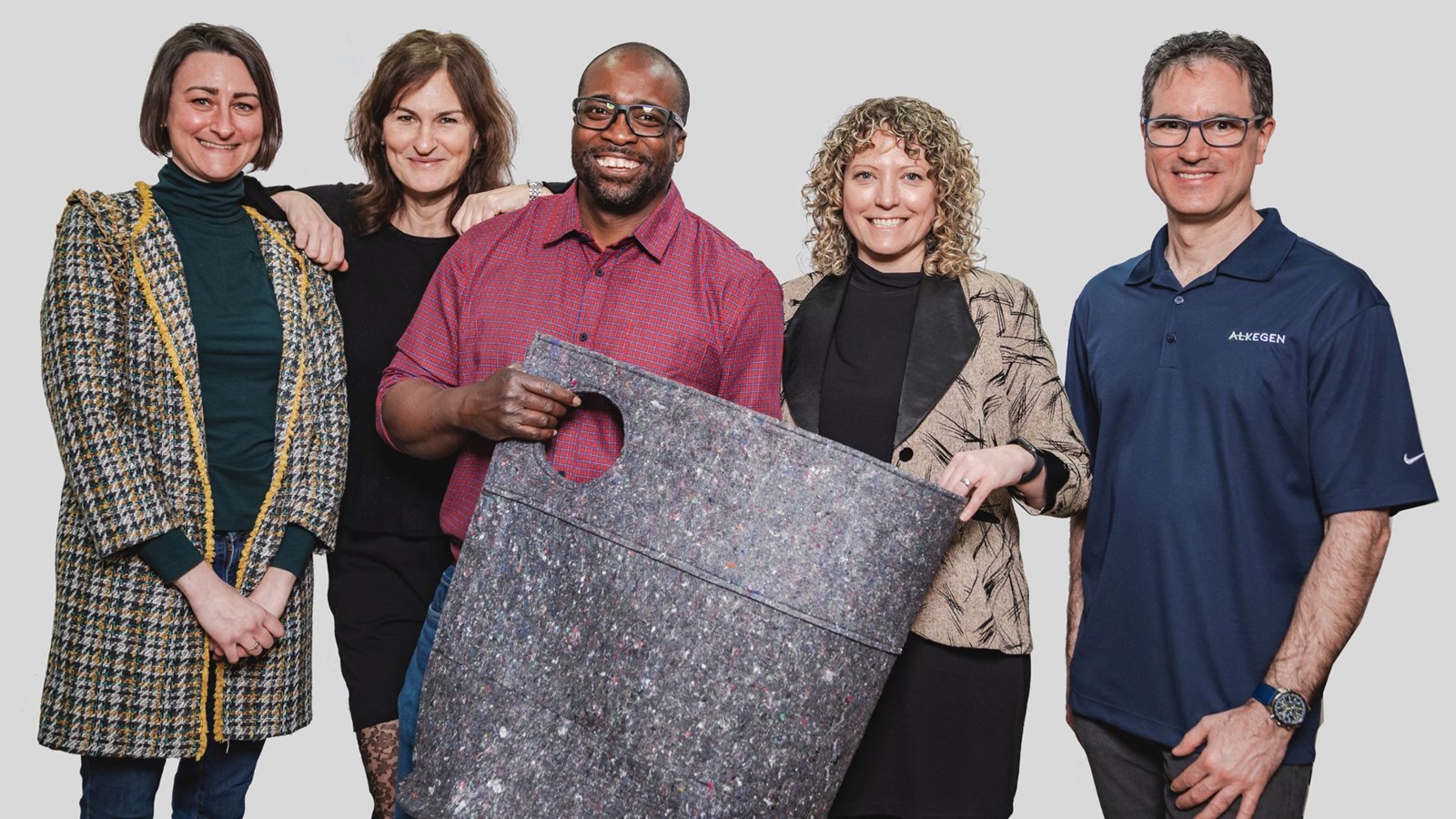 Des membres de l’équipe derrière ce projet écoresponsable: Marianne Mercier, de Chroma, Sabine Weber enseignante du Seneca College, School of Fashion, Alex Alexis d’Alkegen, Kelly Drennan du Fashion Takes Action et Hugues Lambert d’Alkegen.