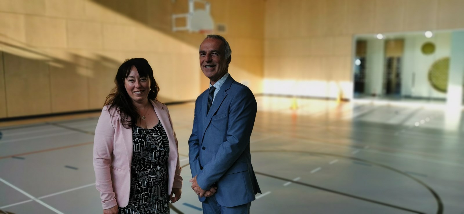 La directrice de l'école, Sylvie Poulin et le directeur général du CSSBE, Fabien Giguère.