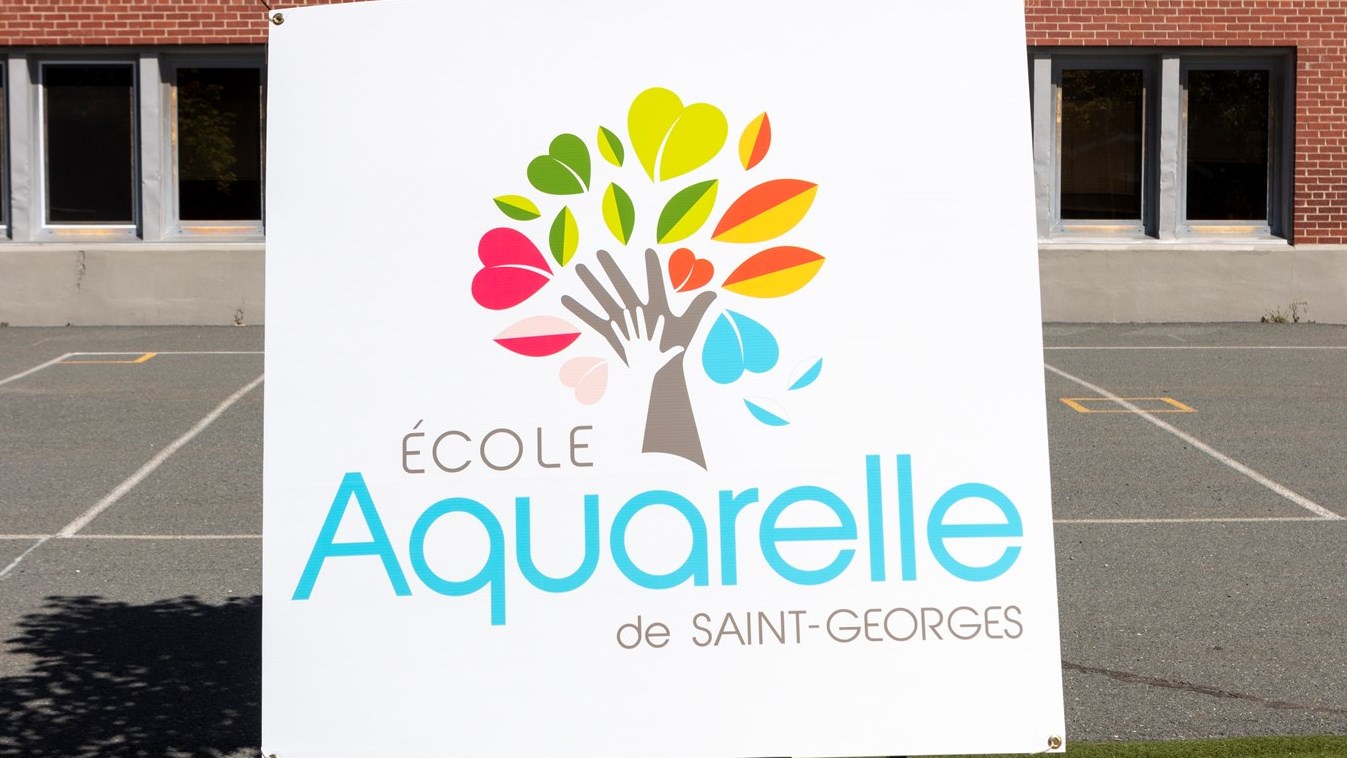 École Aquarelle: un arbre pour représenter les élèves et les professionnels ensemble