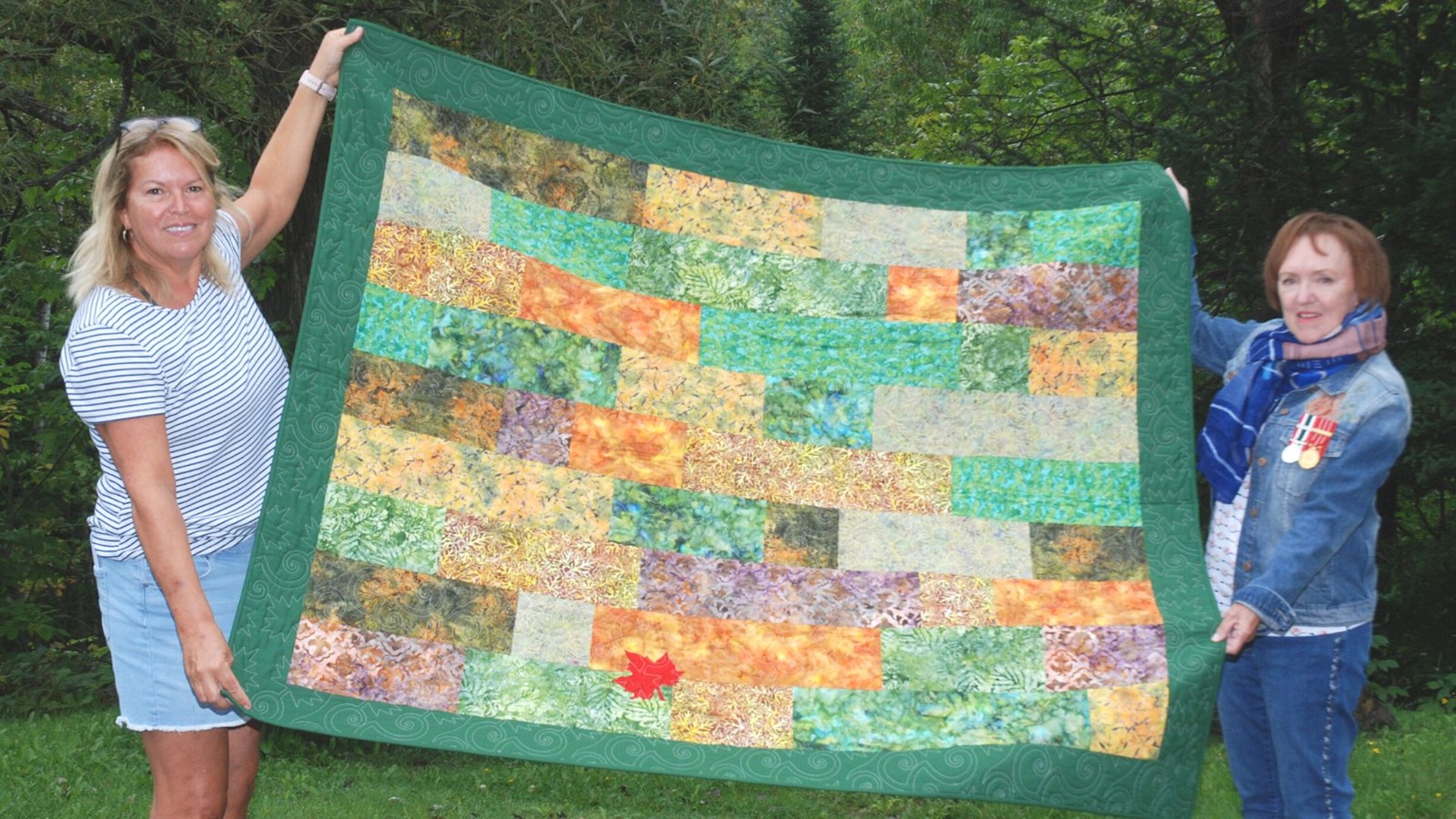 À gauche, Carole Lussier, représentante de l'organisme «Quilts of Valour», a remis la courtepointe de vaillance à Luce Poulin.