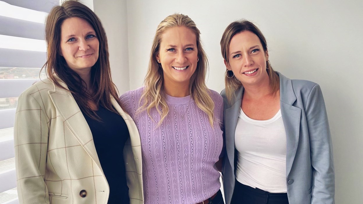 Julie Houde, responsable de la garde psychosociale et des communications, Marie-Pier Brousseau, directrice générale, et Marie-Soleil Fortin, responsable du volet prévention.