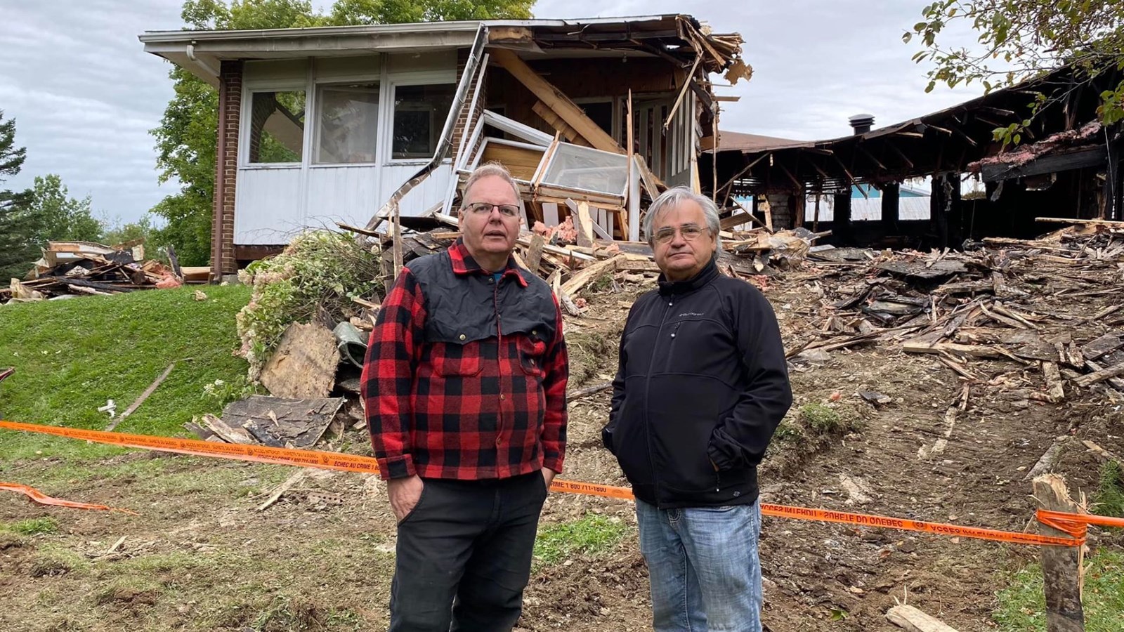 Marc Cloutier, qui fut président de la Société historique de Saint-Benoit durant une dizaine d’années, avec le maire de la municipalité, Jean-Marc Doyon, devant le presbytère dévasté.