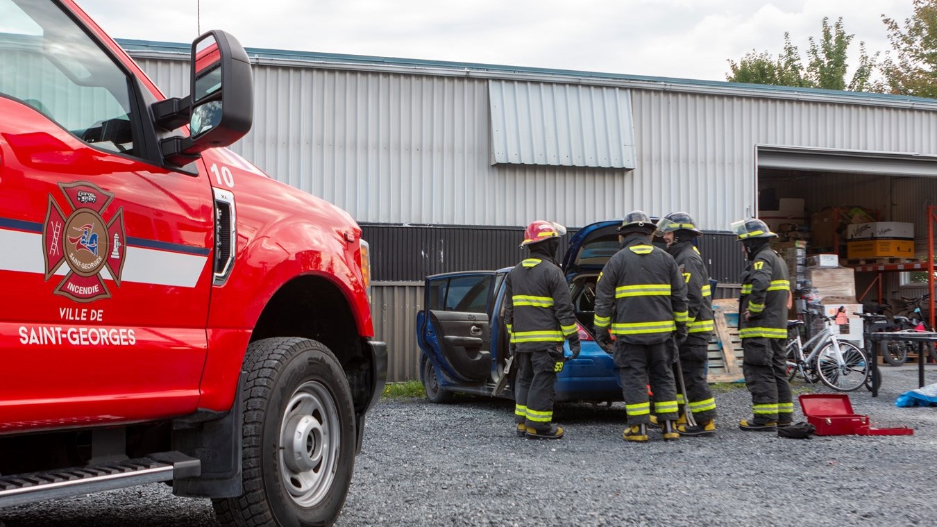 Une voiture en feu à Saint-Georges