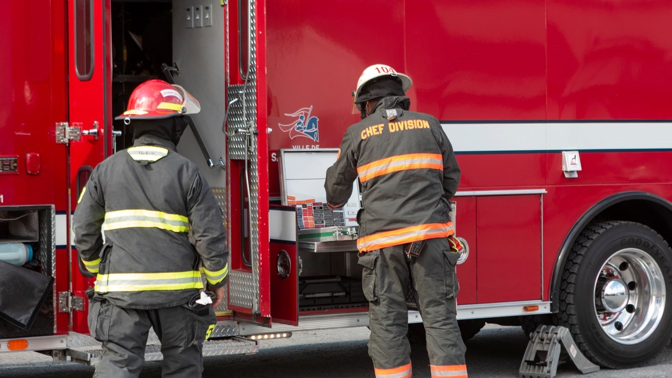 Une voiture en feu à Saint-Georges