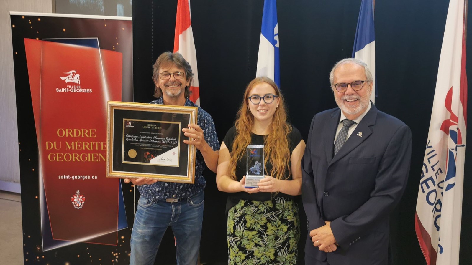 Association coopérative d'économie familiale Appalaches-Beauce-Etchemins (ACEF-ABE): mérite accepté par le conseiller budgétaire, Roger Guay, et la directrice, Rosalie Audet-Paradis, en compagnie du maire Claude Morin.