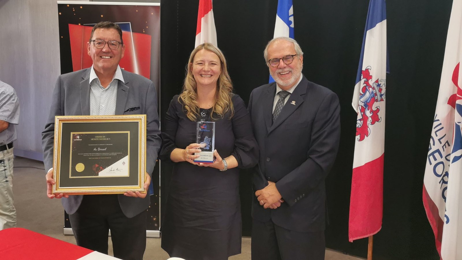 Au Bercail: mérite accepté par le président, Pierre Lacombe, et la directrice générale, Cathy Fecteau.