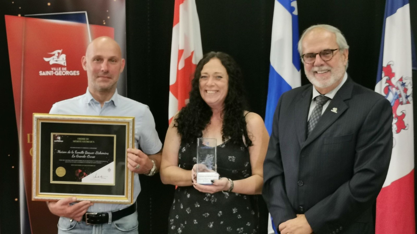 Maison de la famille Beauce-Etchemins: mérite accepté par Martin Picard, président, et Sandra Fournier, directrice.