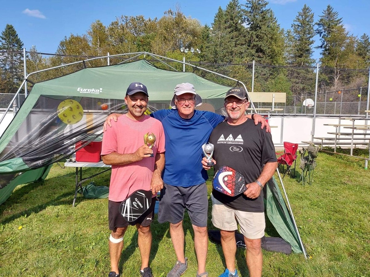 Douze participants au tournoi de pickleball de Notre-Dame-des-Pins