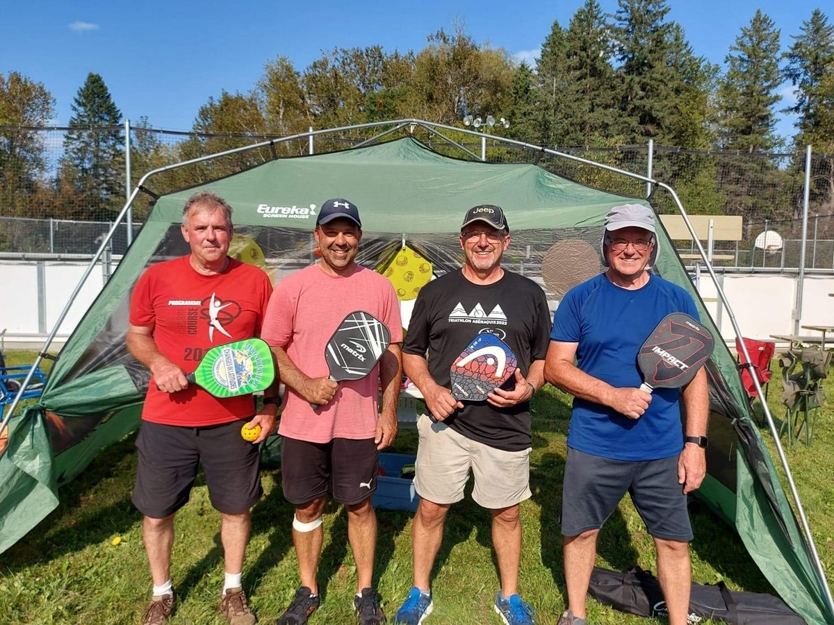 Douze participants au tournoi de pickleball de Notre-Dame-des-Pins