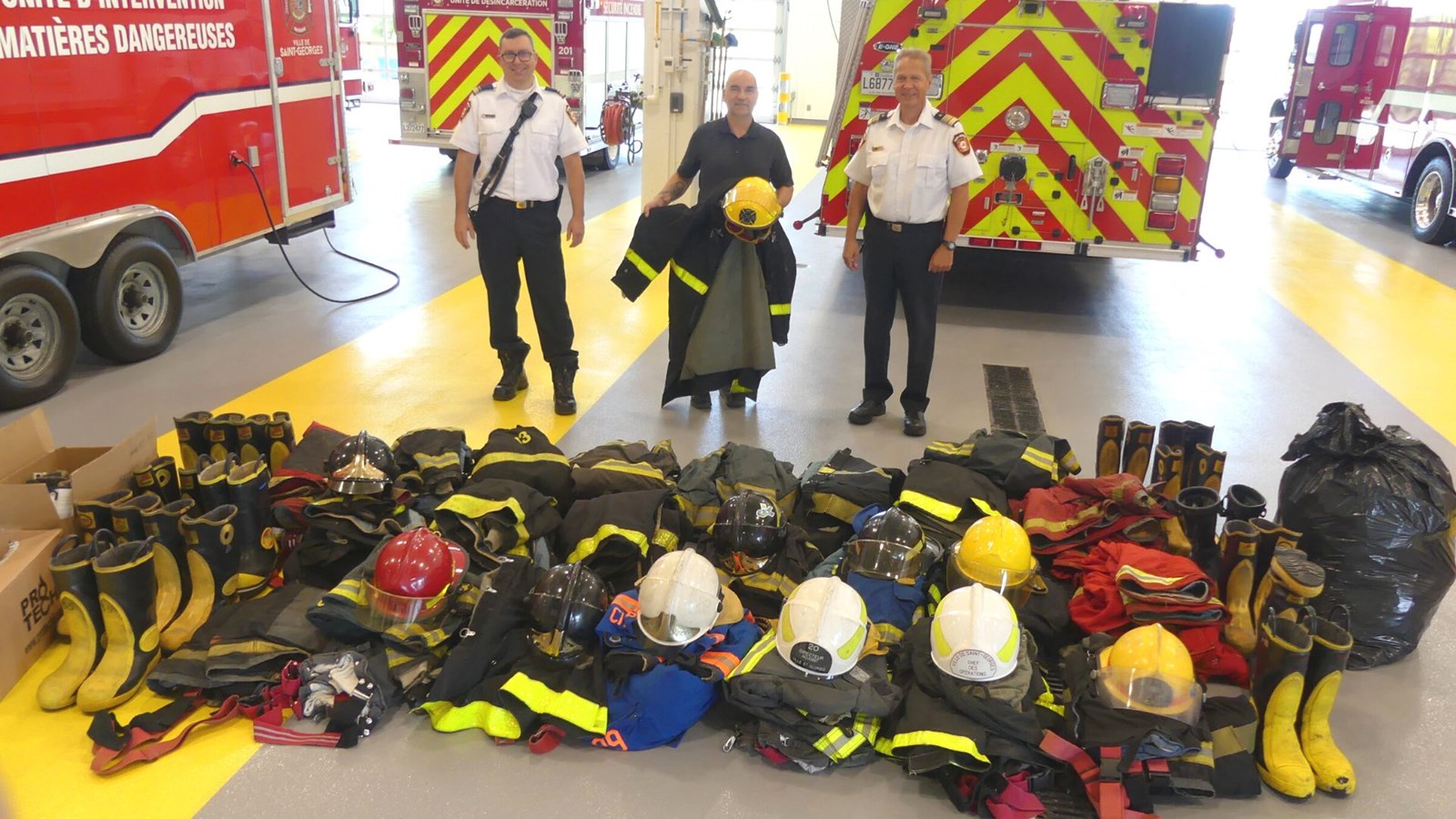 L'instigateur de cette initiative, Normand St-Pierre, est venu chercher la matériel usagé offert par le Service de sécurité incendie de la Ville de Saint-Georges en présence du directeur et du directeur-adjoint du SSI, Sylvain Veilleux et Frédéric Morin.