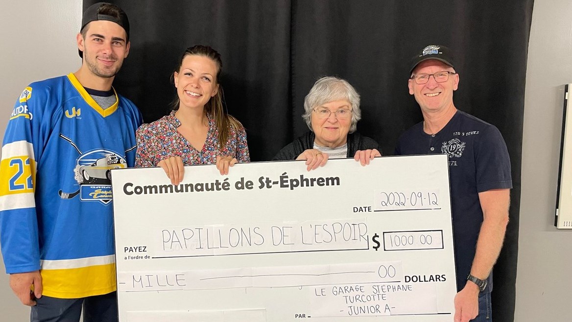 Samuel Turcotte (Ancien joueur), Émilie Turcotte (Directrice des loisirs et des sports de
la Municipalité de Saint-Éphrem), Lise Hamel (Papillons de l’espoir) et Gaston Busque
(Entraîneur)