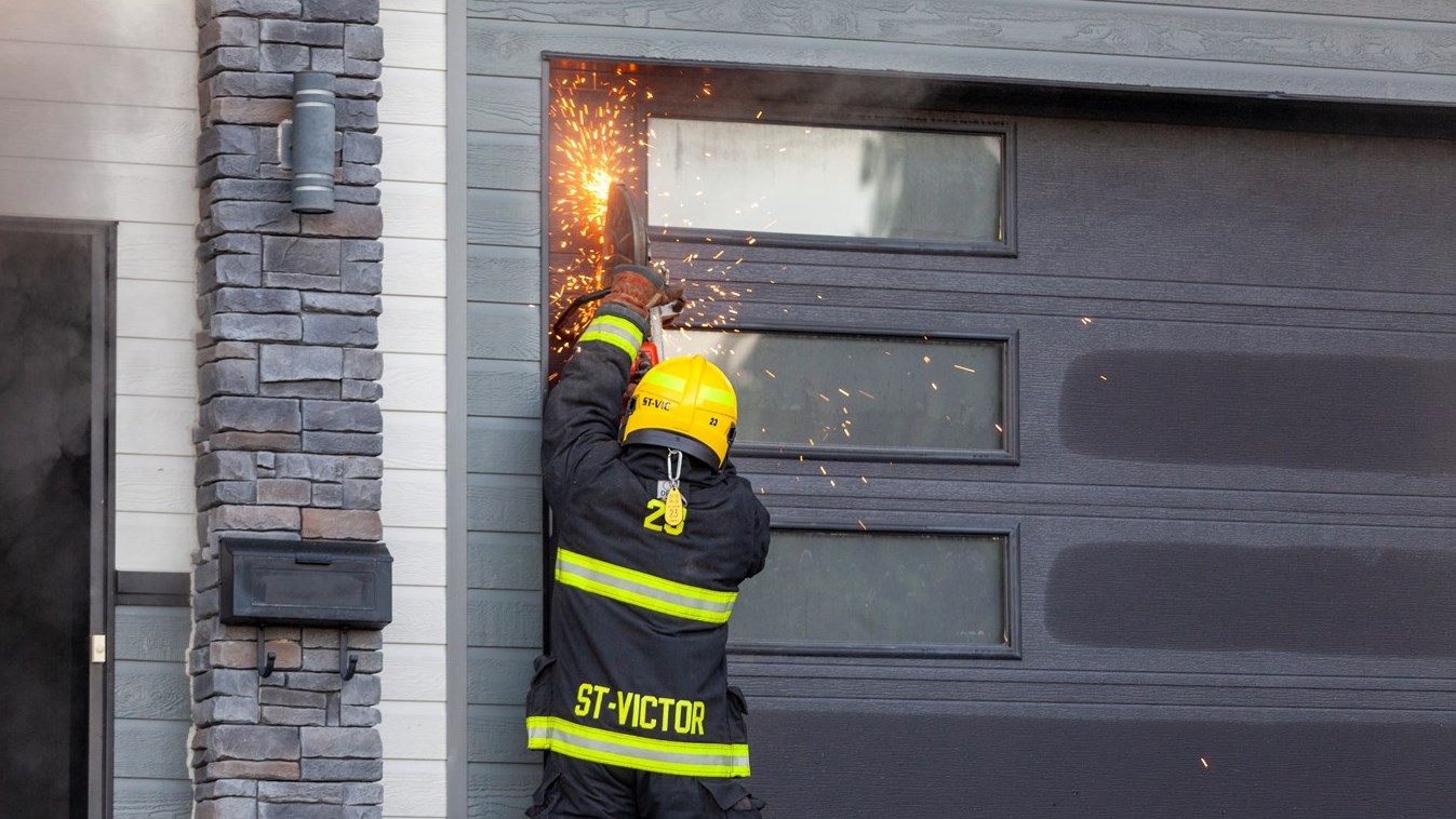 Incendie dans un garage résidentiel de Saint-Victor