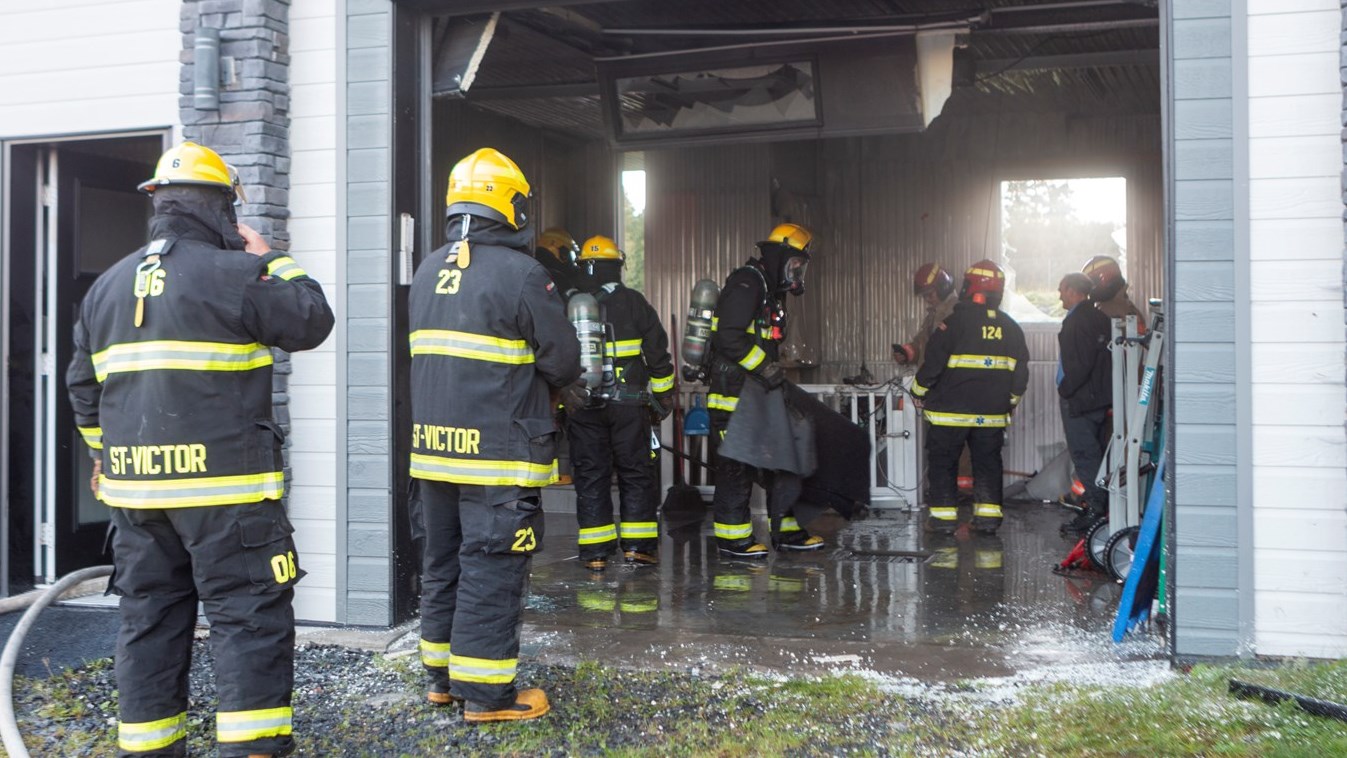 Incendie dans un garage résidentiel de Saint-Victor