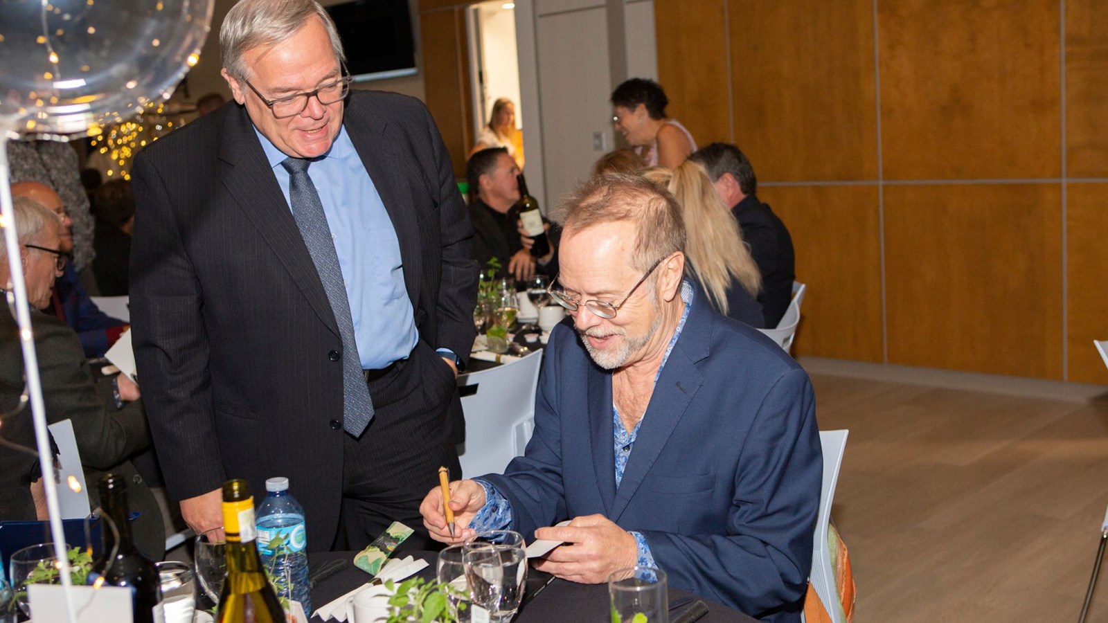 Le député sortant de Beauce-Nord. Luc Provençal, a demandé un autographe à Denis Bouchard.