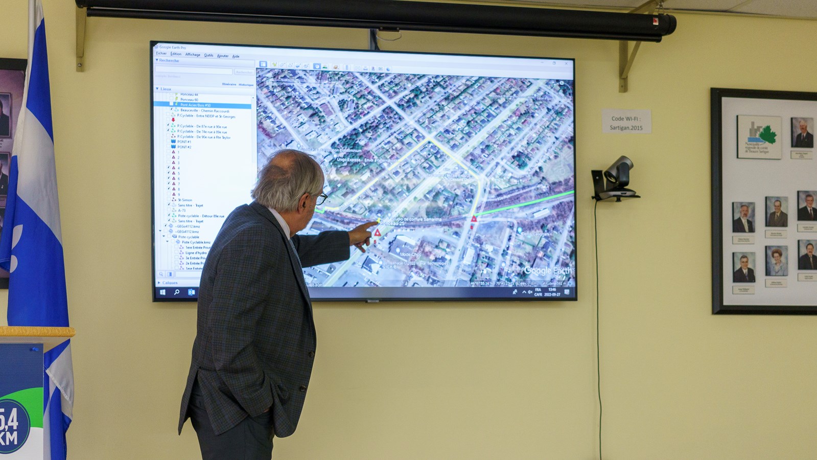 Claude Morin, maire de Saint-Georges, explique l'intersection de la 90e Rue