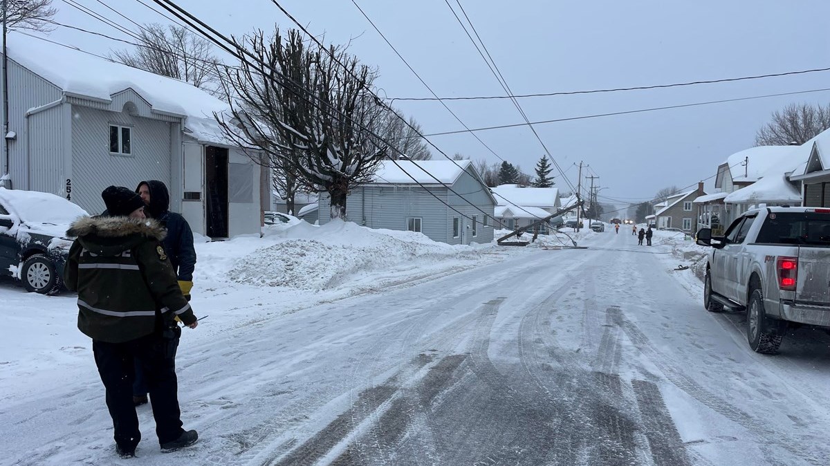 Un camion brise un poteau électrique à Saint-Victor