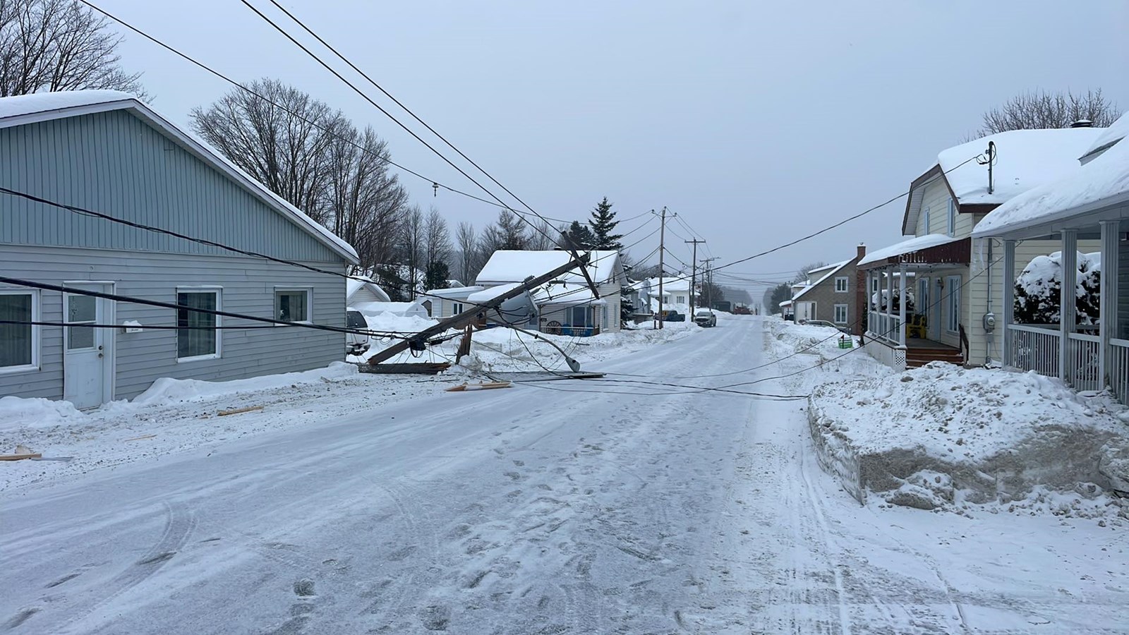 Un camion brise un poteau électrique à Saint-Victor