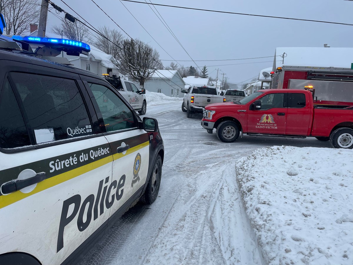 Un camion brise un poteau électrique à Saint-Victor