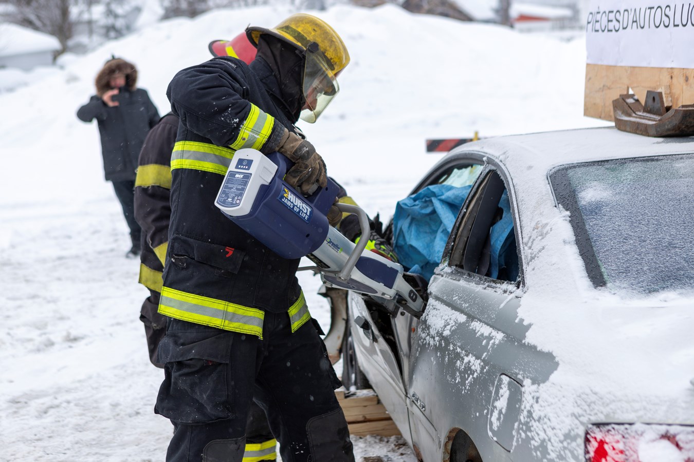 Ouverture de la portière à l'aide de l'écarteur.