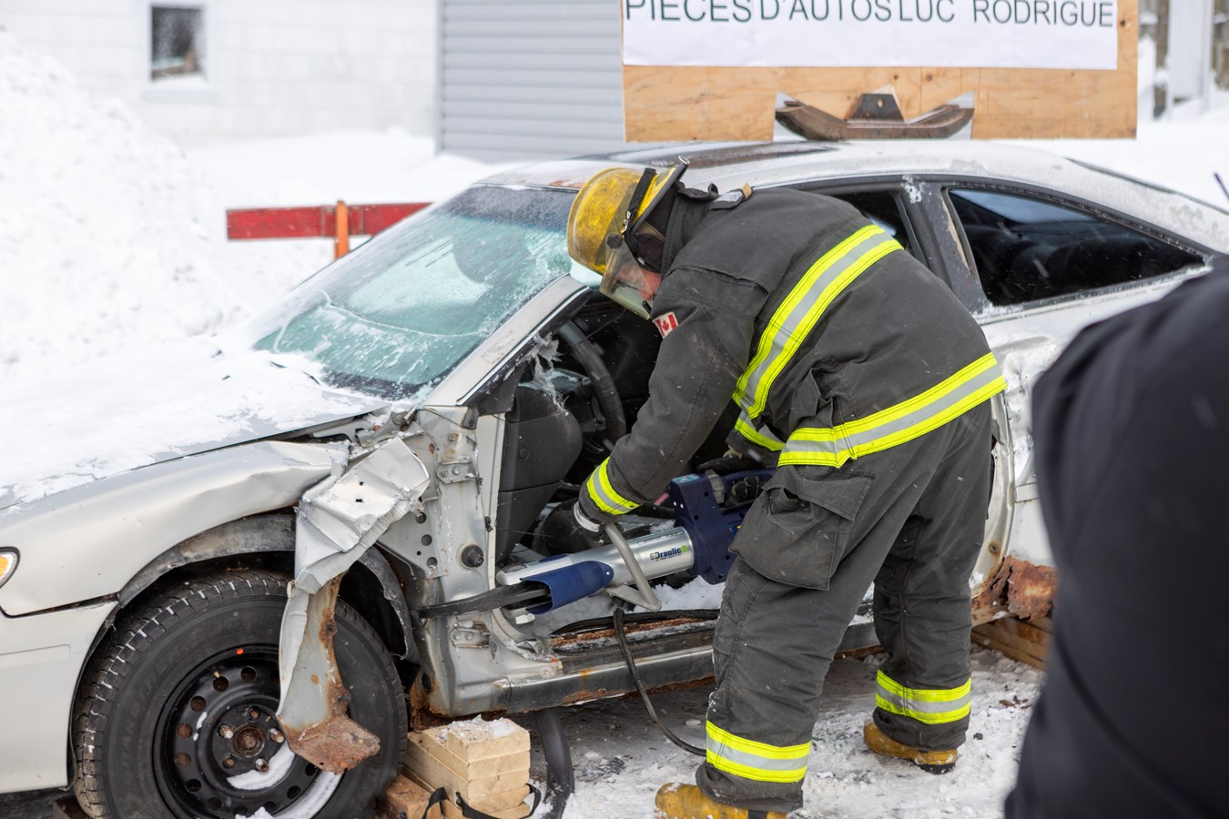 Le montant est coupé pour permettre la levée du tableau de bord.