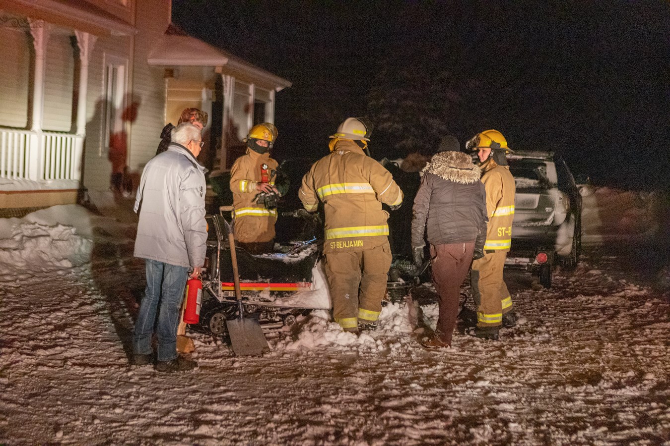 Un incendie de motoneige et une sortie de route cette fin de semaine