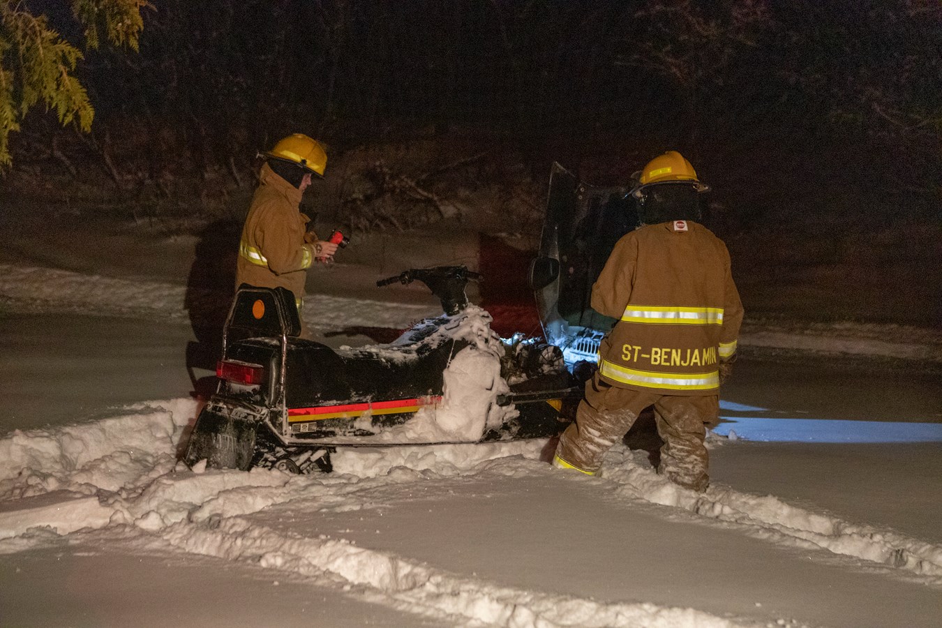 Un incendie de motoneige et une sortie de route cette fin de semaine
