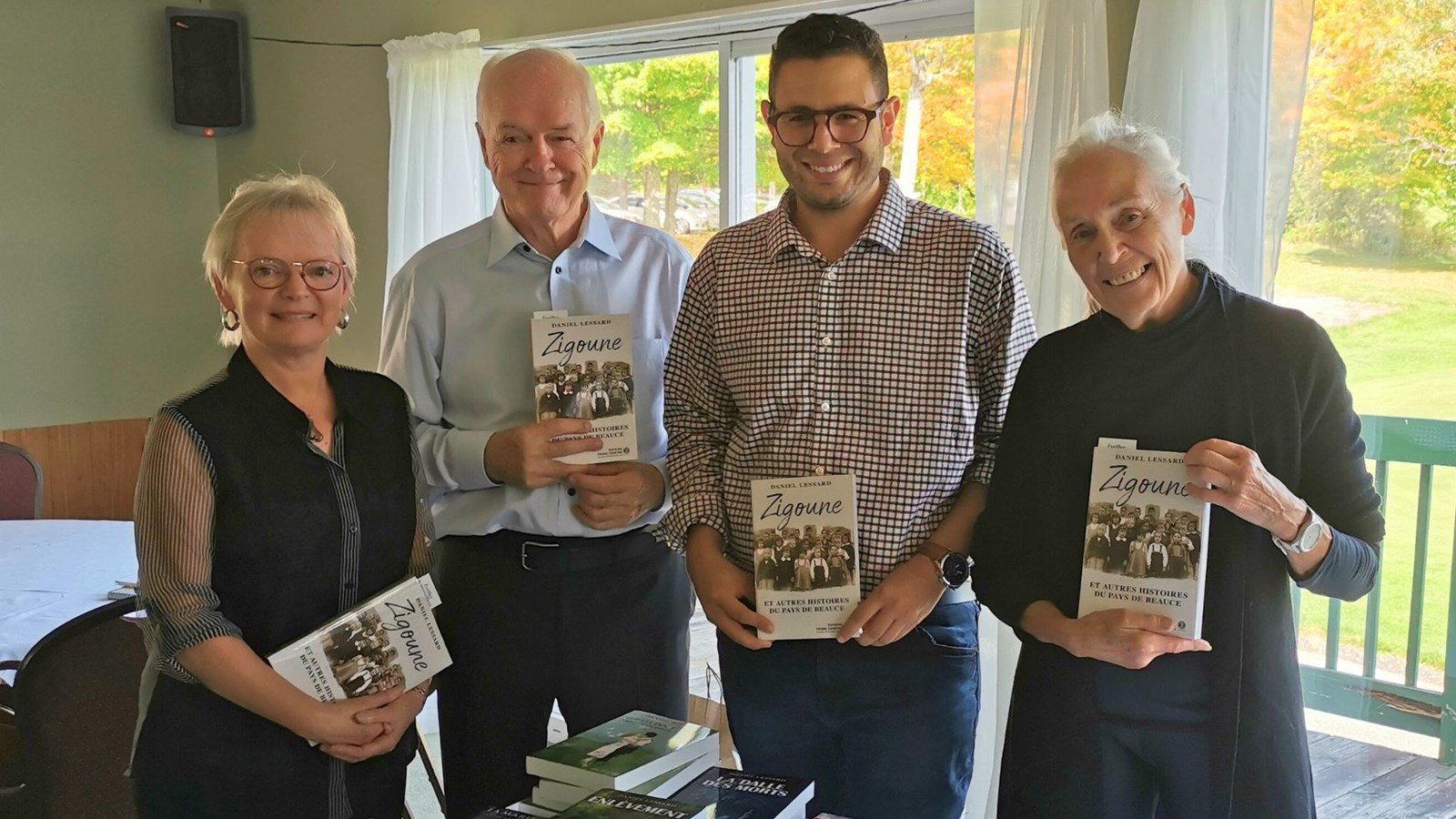 Daniel Lessard, entouré de la mairesse de Saint-Benjamin, Céline Veilleux, du député de Beauce-Sud, Samuel Poulin, et de la directrice générale des Éditons Pierre Tisseyre, Michelle Tisseyre.