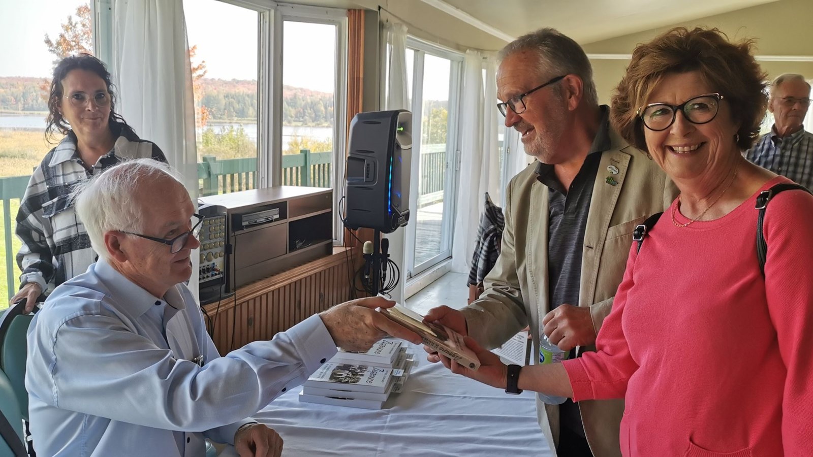 L'écrivain s'est prêté volontiers et patiemment à la dédicace de son nouveau livre auprès des très nombreuses personnes venues à sa rencontre au chalet du club de golf de Saint-Benjamin.