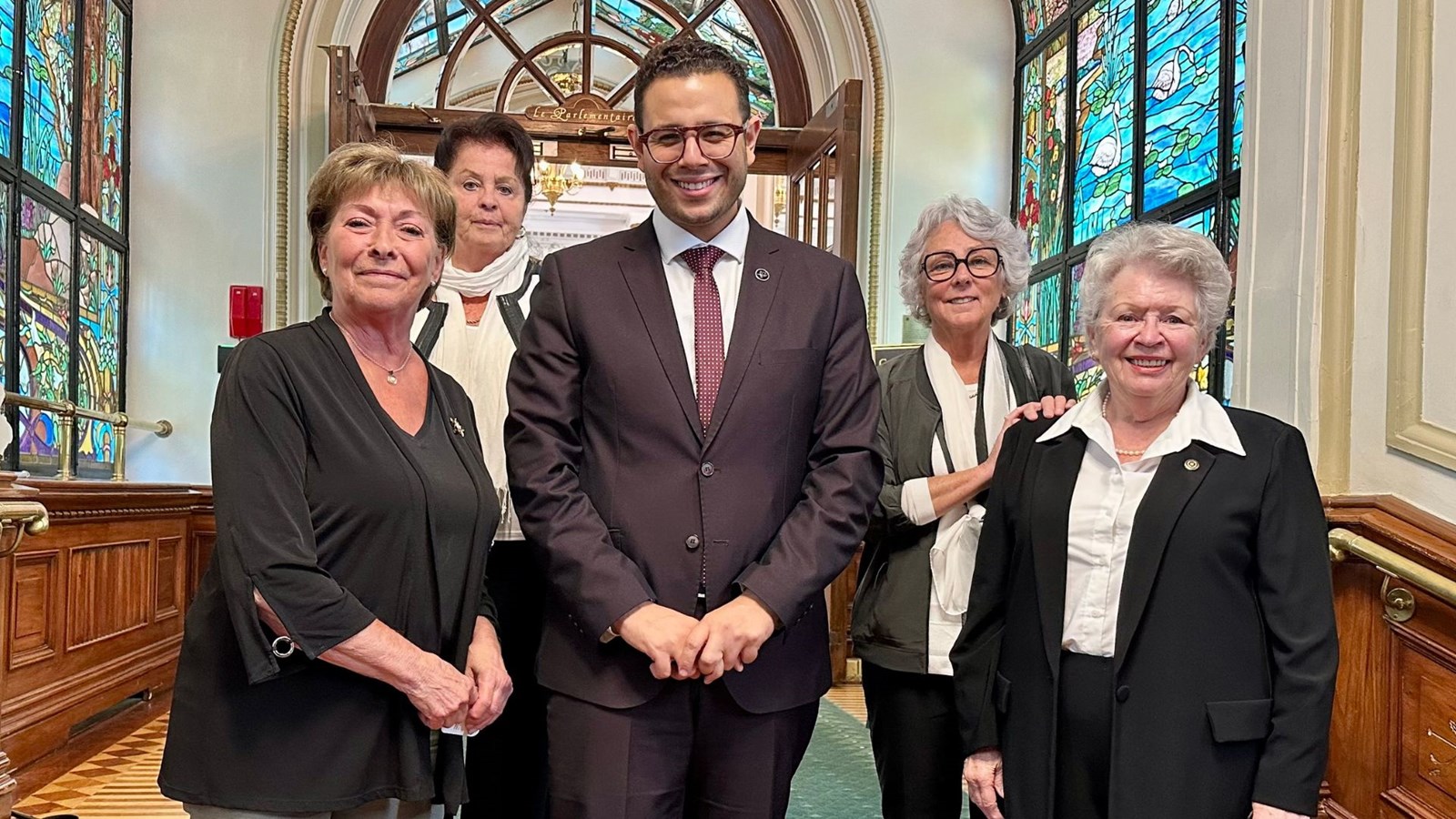Louise-André Doyon, Jocelyne Veilleux, Paule Valentine et Thérèse Quirion entourent le député de Beauce-Sud, Samuel Poulin.
