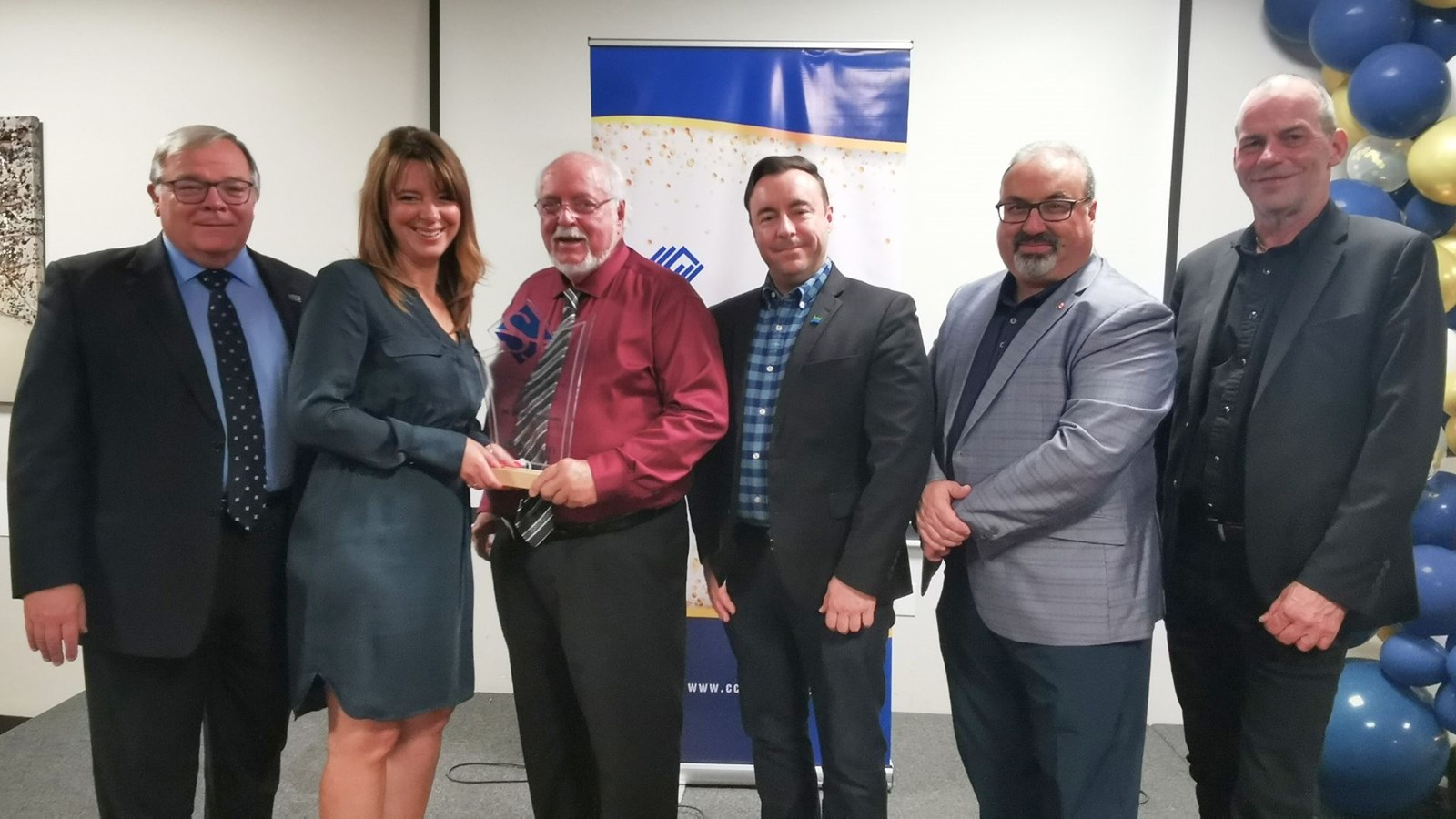 Louis Jacques au centre, entouré du député de Beauce-Nord, Luc Provençal, de la présidente de la Chambre de commerce et d’industrie de Saint-Joseph-de-Beauce, Annick Gagnon, du préfet de la MRC Beauce-Centre, Jonathan V Bolduc, du représentant du député fédéral de Beauce Richard Lehoux, Stéphane Poulin, et du maire de Saint-Joseph-de-Beauce, Serge Vachon.