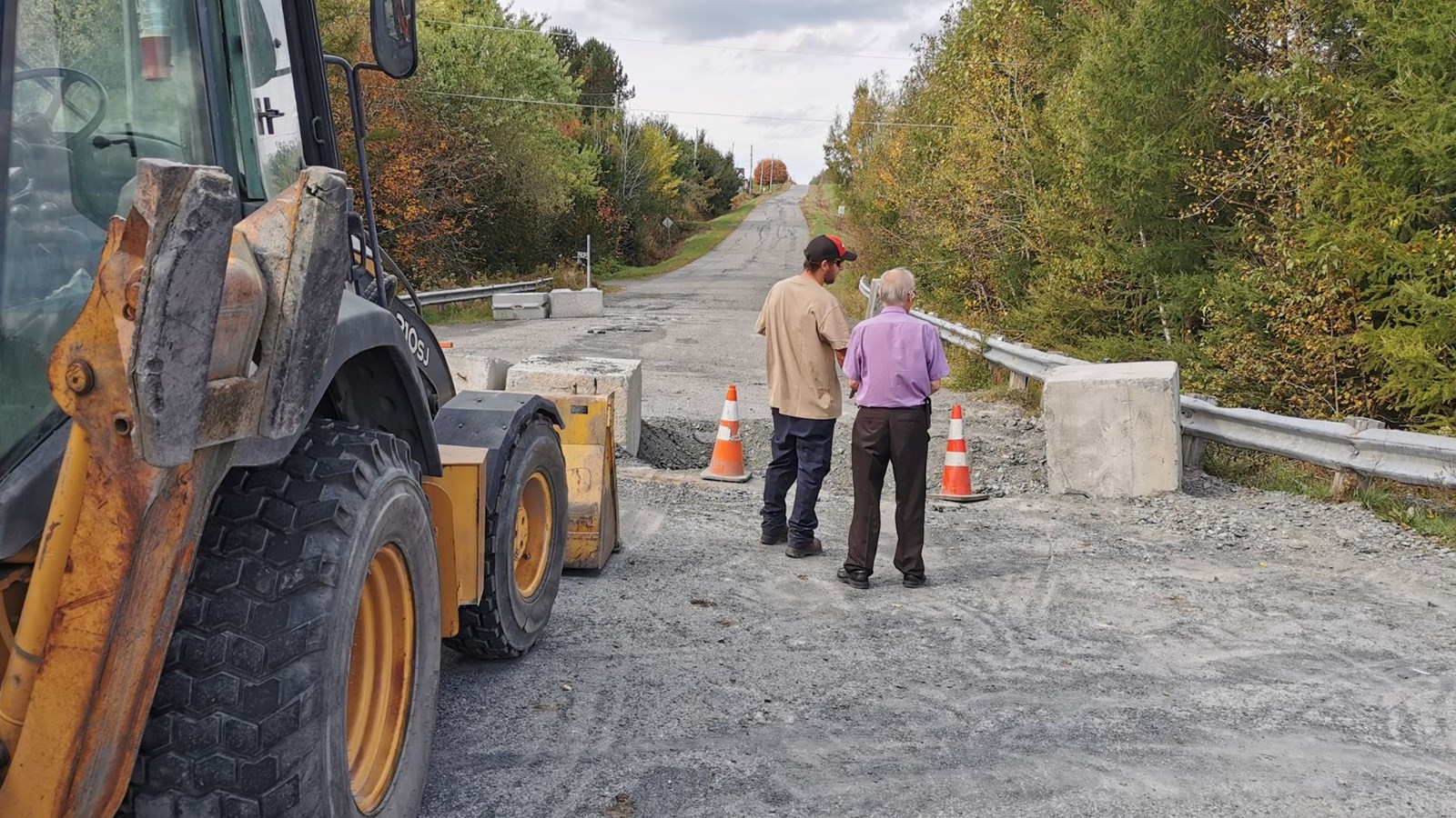Un employé de la municipalité s'est affairé à refermer le secteur pour empêcher le passage des véhicules et sécuriser les lieux.