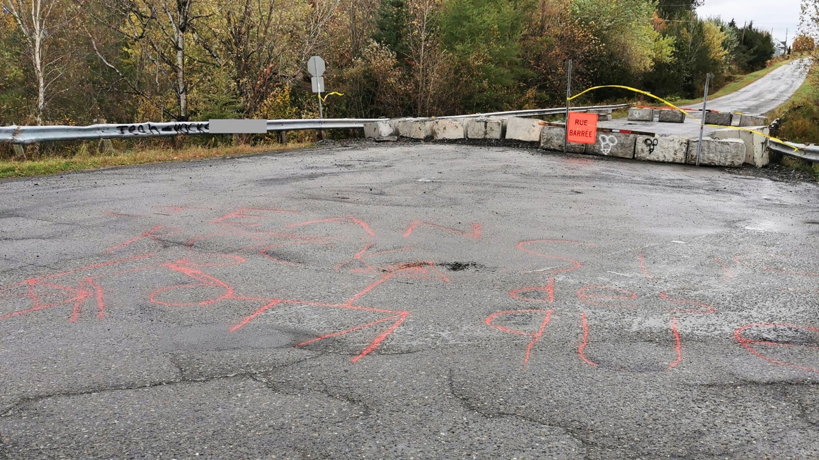Samedi, on pouvait voir des graffitis d'insultes envers le maire, Jean-Roch Veilleux.