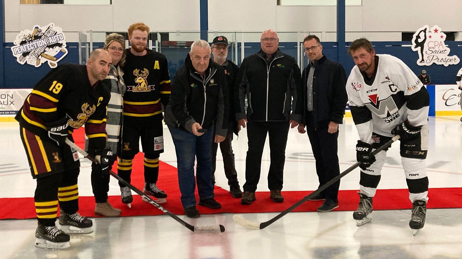 Mise au jeu officielle pour le match des Hunters de Saint-Prosper contre le Plastiques Moore de Saint-Damien.