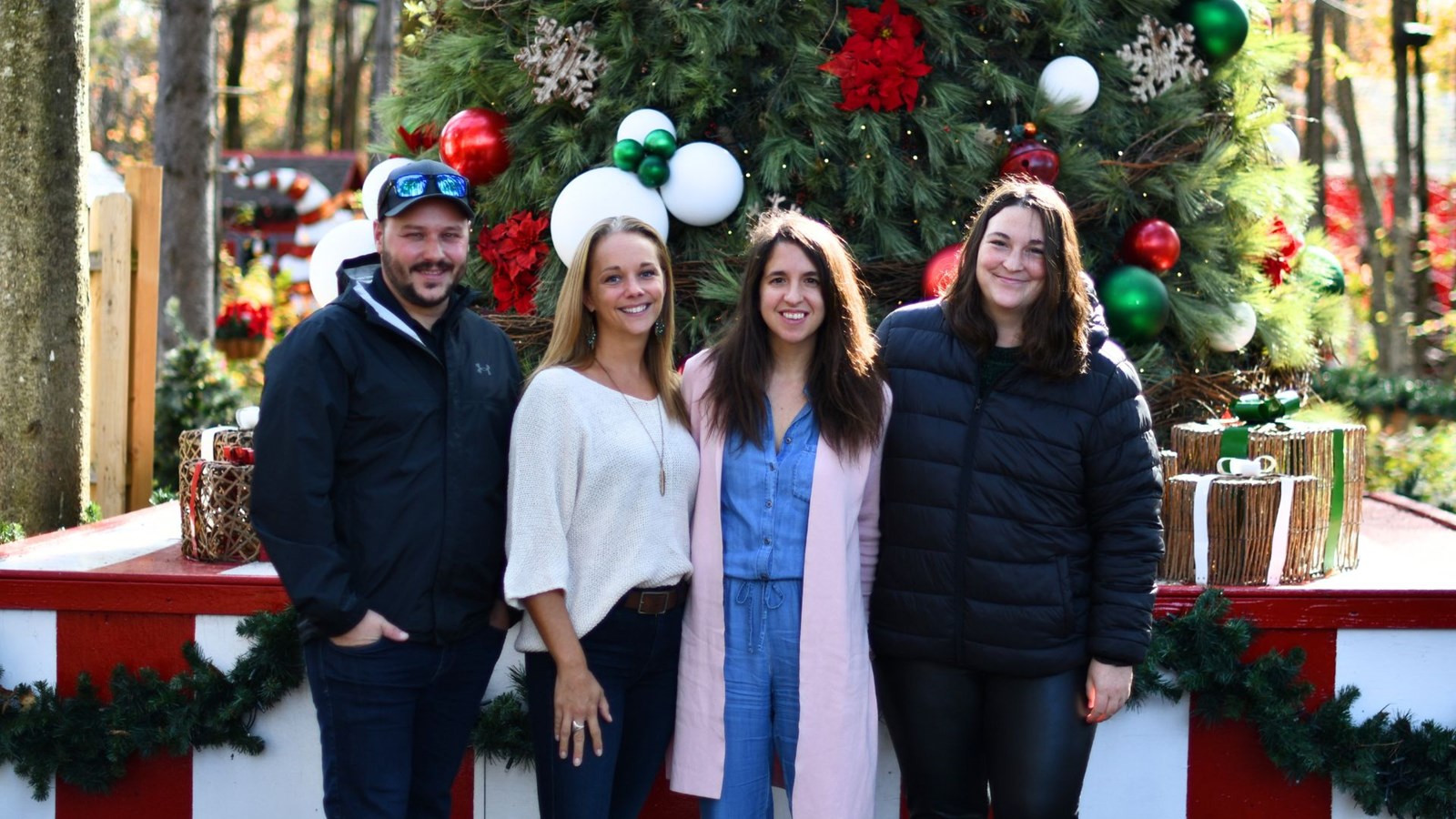 De gauche à droite, Karl K. Boucher, directeur du Woodooliparc, Pamela Doyon, directrice générale du Solstice Festival, Marie-Soleil Gilbert, présidente de Créativa Productions et Mélissa Fortin, directrice de la Cache du Golf.