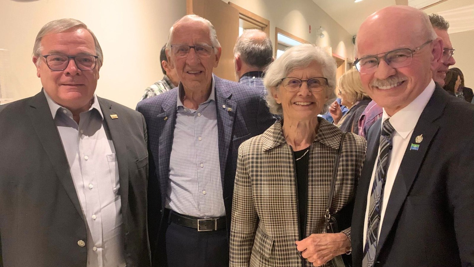 Rémi et Carmelle Marcoux, en compagnie du député de Beauce-Nord, Luc Provençal, et du député fédéral de Beauce, Richard Marcoux.