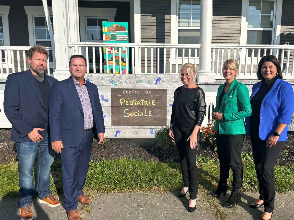 Jean-François Drouin, président du CPS Les Passerelles, Donald Paquet, directeur général de la Caisse Desjardins du Sud de la Chaudière, Valérie Poulin, directrice générale du CPS Les Passerelles, Marie-Klaude Gagnon, directrice générale de la Caisse Desjardins des Sommets de la Beauce, Claudia Faucher, directrice générale-intérim de la Caisse Desjardins du Sud de la Beauce.