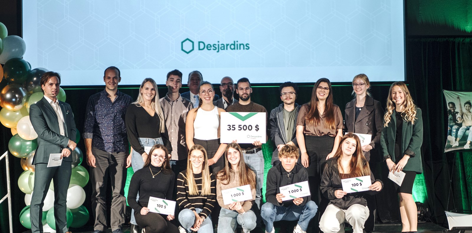 Une partie des lauréats des bourses des Caisses et de la Fondation Desjardins présents lors de la Soirée distinction jeunesse